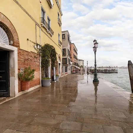 Accademia Sunshine With Terrace Venecia